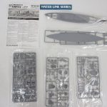 中身を並べて撮影。船体と袋入りのランナー、説明書があります。