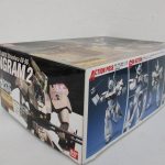 外箱を斜めから撮影。側面に完成見本の写真が並んでいます。