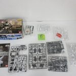 外箱と中身を並べて撮影。袋入りのランナー、シール、説明書がそろっています。