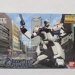 MG イングラム1号機の外箱正面。ビル街でリボルバーを構えるイングラムのイラストです。