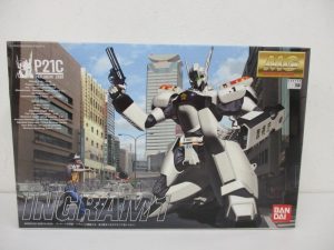 MG イングラム1号機の外箱正面。ビル街でリボルバーを構えるイングラムのイラストです。