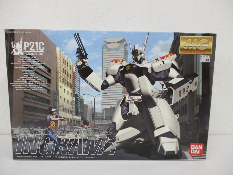 MG イングラム1号機の外箱正面。ビル街でリボルバーを構えるイングラムのイラストです。