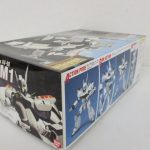 外箱を斜めから撮影。側面に完成見本の写真が並んでいます。
