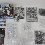 外箱と中身を並べて撮影。袋入りのランナー、説明書、シリーズの案内紙があります。