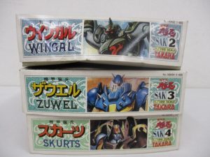 3箱を重ねて側面を撮影。中段の箱に 機甲猟兵 ザウエル ZUWEL と SAK 3 の印字があります。