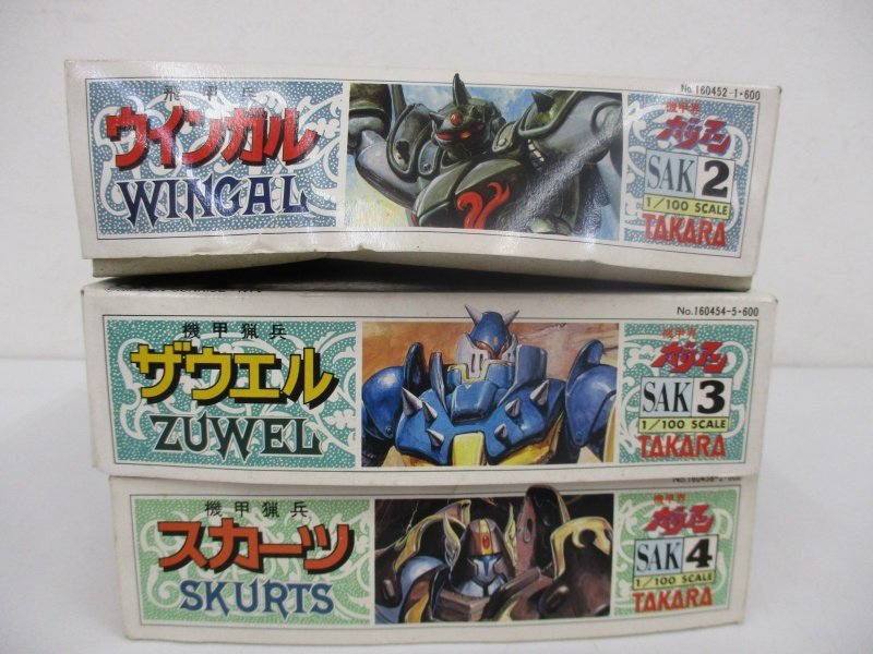3箱を重ねて側面を撮影。中段の箱に 機甲猟兵 ザウエル ZUWEL と SAK 3 の印字があります。