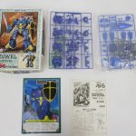外箱と袋に入った青いランナー、カード、組立説明書を並べて撮影。説明書に ZUWEL の印字があります。