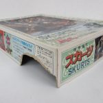 外箱の側面。機甲猟兵 スカーツ SKURTS の印字があり、側面に大きな破れがあります。