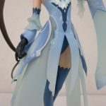 水色のドレスの腰まわりのアップ。