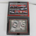 箱の内側。チョロQとトミカの2台のパトロールカーが収まっています。