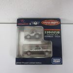 外箱正面。トミカ&チョロQ 3周年記念モデル と 日本の名車 COLLECTOR'S No'18 の印字があり、窓越しに2台が見えます。