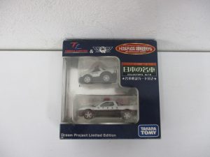 外箱正面。トミカ&チョロQ 3周年記念モデル と 日本の名車 COLLECTOR'S No'18 の印字があり、窓越しに2台が見えます。