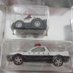 箱の中の2台。栃木県警察の文字があるチョロQとトミカのパトロールカーです。