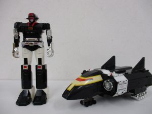 DX超合金 ビスマルクのロボットと戦闘母艦を並べて撮影。箱はありません。