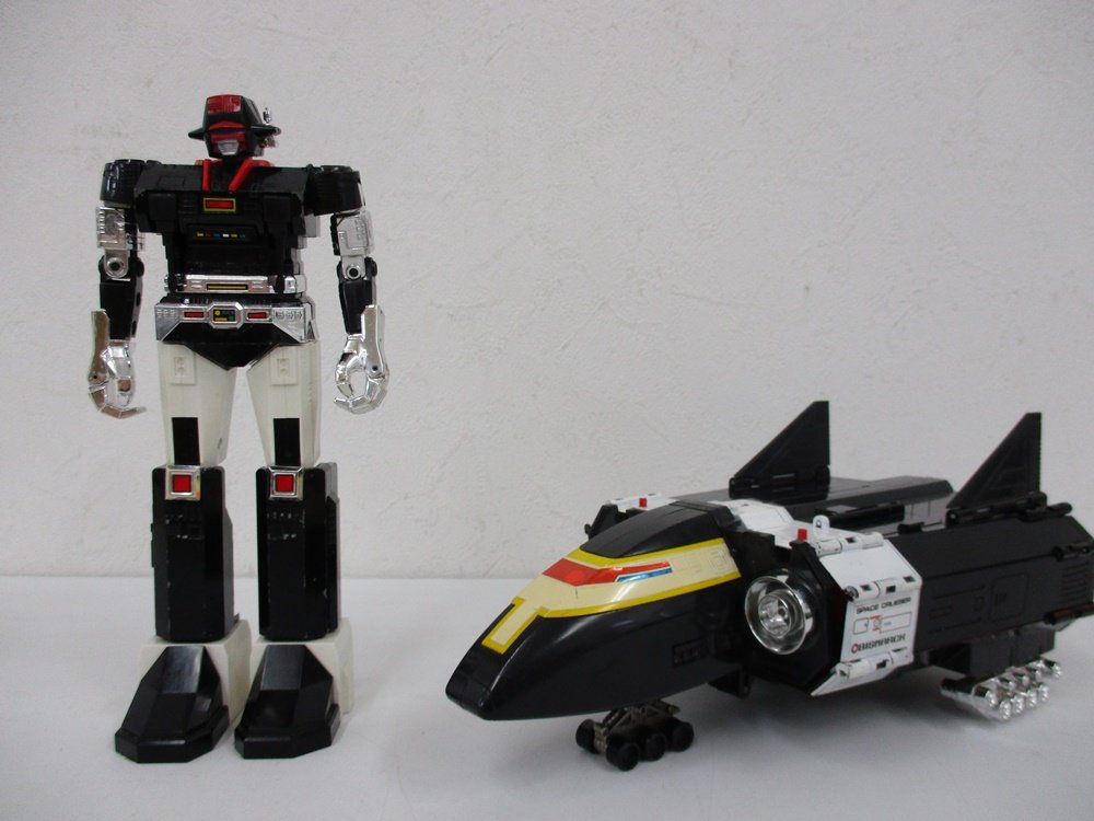 DX超合金 ビスマルクのロボットと戦闘母艦を並べて撮影。箱はありません。