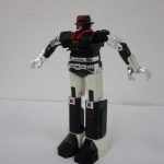 ロボットを正面から撮影。黒と白の体にクロームの腕が付いています。