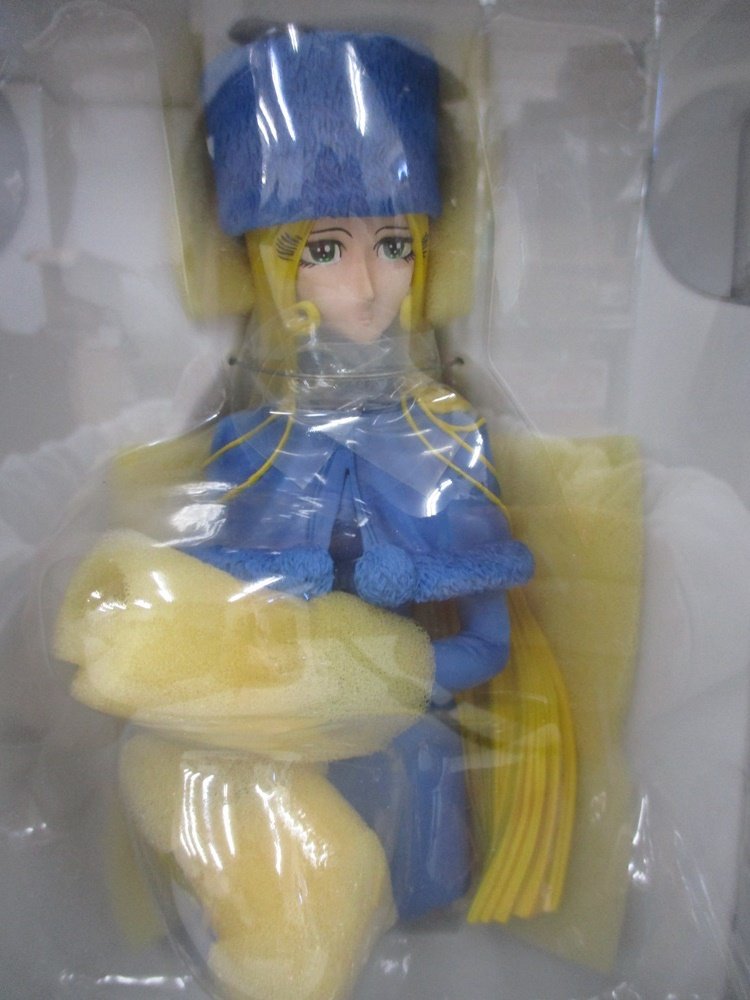 箱の中の本体の上半身。青い帽子と服、金色の長い髪の造形です。