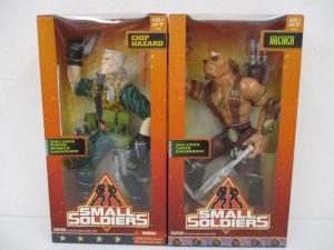 同じ出品の2箱を並べた正面。左の箱に SMALL SOLDIERS と CHIP HAZARD の印字があります。