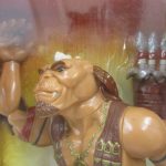 窓越しに撮影した本体の上半身。獣人の顔と矢筒の造形です。