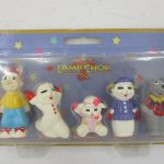 台紙付きブリスターの正面。LAMB CHOP のロゴと、指人形5体が並んでいます。