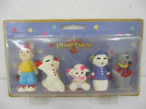 台紙付きブリスターの正面。LAMB CHOP のロゴと、指人形5体が並んでいます。