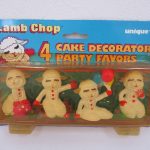 台紙付きブリスターの正面。Lamb Chop と 4 CAKE DECORATOR PARTY FAVORS の印字があり、4体が並んでいます。