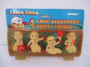 台紙付きブリスターの正面。Lamb Chop と 4 CAKE DECORATOR PARTY FAVORS の印字があり、4体が並んでいます。