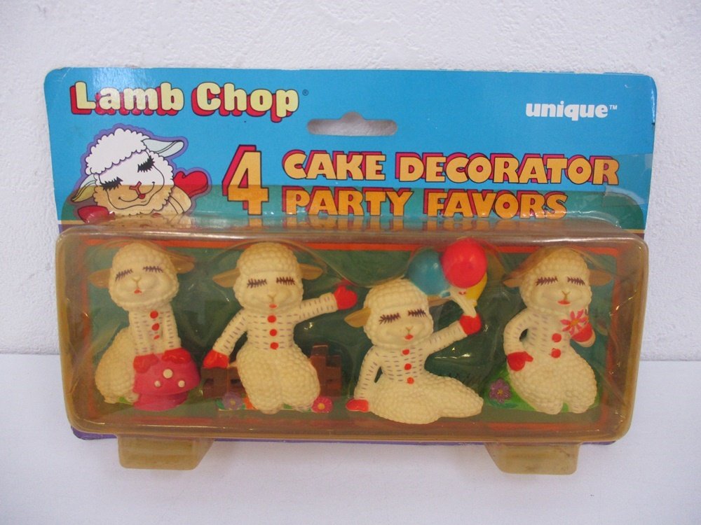 台紙付きブリスターの正面。Lamb Chop と 4 CAKE DECORATOR PARTY FAVORS の印字があり、4体が並んでいます。