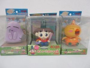 同じ出品にあった3点を並べた正面。中央が本商品で、箱に おしゃべりおじゃる丸 TOMY の印字があります。