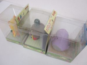 3点を斜め後ろから撮影。右が本商品で、透明ケースに入った状態です。