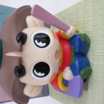 本体を上から撮影。烏帽子と扇を持った造形と、背面の屏風が確認できます。