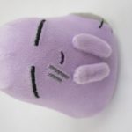 本体を上から撮影。紫色の起毛素材の表面と目・口の造形が確認できます。
