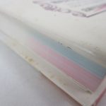 小口を斜めから撮影。ページの端にヤケがあります。