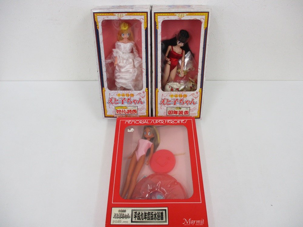 同じ出品にあった3点の箱を並べた状態。左上が本商品です。