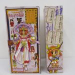2点の箱を並べた正面。左が本商品で、干支の絵柄の台紙が確認できます。
