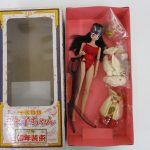 箱を開き、中身を並べて撮影。箱の表に えと子ちゃん 卯年装束 Marmit の印字があります。