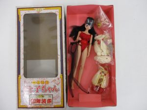 箱を開き、中身を並べて撮影。箱の表に えと子ちゃん 卯年装束 Marmit の印字があります。