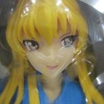 窓越しに撮影した金髪の本体の上半身。青い上着の造形です。