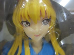 窓越しに撮影した金髪の本体の上半身。青い上着の造形です。