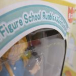 箱の上部の拡大。EX Figure School Rumble×Makotochan と 全2種 の印字があり、窓越しに金髪の本体が見えます。