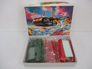 箱のふたと、中のランナー。ふたに 0テスター 4号 と BANDAI の印字があります。