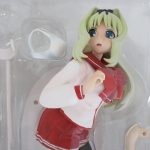 本体の上半身の拡大。緑がかった金色の髪と制服の造形です。