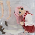 本体の上半身の拡大。ピンクの髪と制服の造形です。