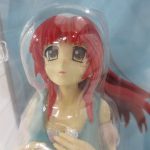 窓越しに撮影した本体の頭部。赤い長い髪の造形です。