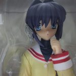 窓越しに撮影した本体の頭部。短い髪と黄色い制服の造形です。