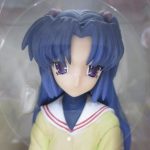 窓越しに撮影した本体の頭部。長い髪と黄色い制服の造形です。