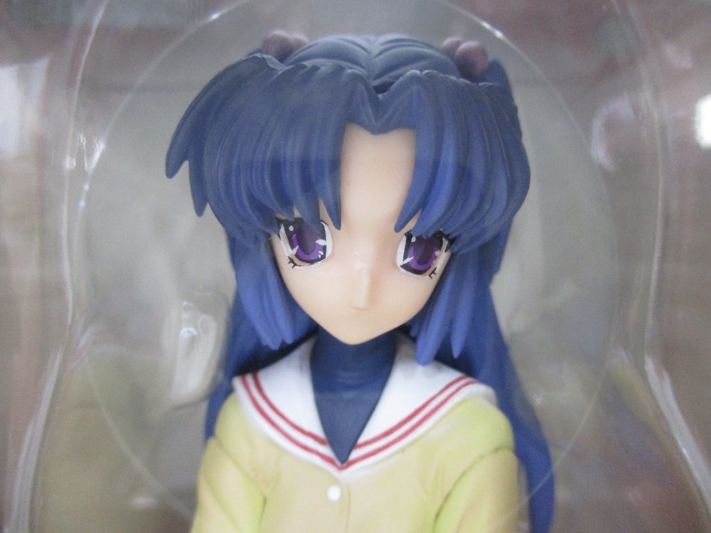 窓越しに撮影した本体の頭部。長い髪と黄色い制服の造形です。
