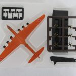 トレーの中身。オレンジ色の6発の爆撃機とプロペラ、スタンドです。