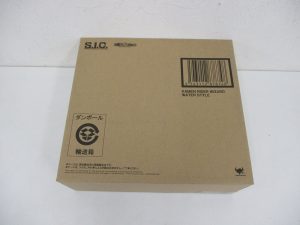 S.I.C. 仮面ライダーウィザード ウォータースタイルの輸送箱。バーコードと商品名が印字されています。