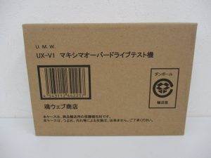魂ウェブ商店の輸送用ダンボール。商品名UX-V1マキシマオーバードライブテスト機とバーコードが印刷されています。